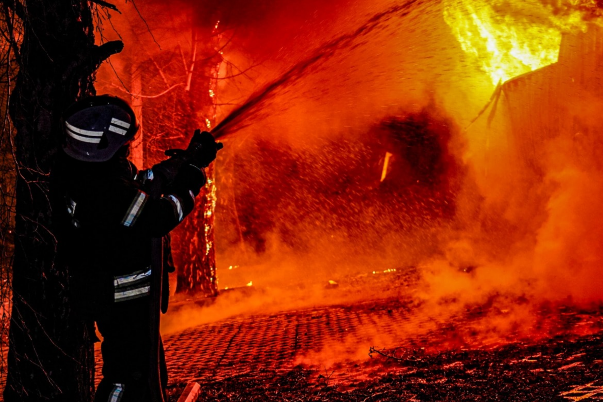 Росія атакує українські міста й села щоденно... Росія атакує українські міста й села щоденно...