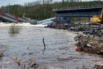 Російське вторгнення в Україну : У росії біля кордону з Україною частково обвалилися конструкції залізничного мосту у Курській області Російське вторгнення в Україну : У росії біля кордону з Україною частково обвалилися конструкції залізничного мосту у Курській області