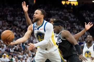 Лидер "Голден Стэйта" в свободном полете феноменально набрал очки: момент дня в НБА Лидер "Голден Стэйта" в свободном полете феноменально набрал очки: момент дня в НБА