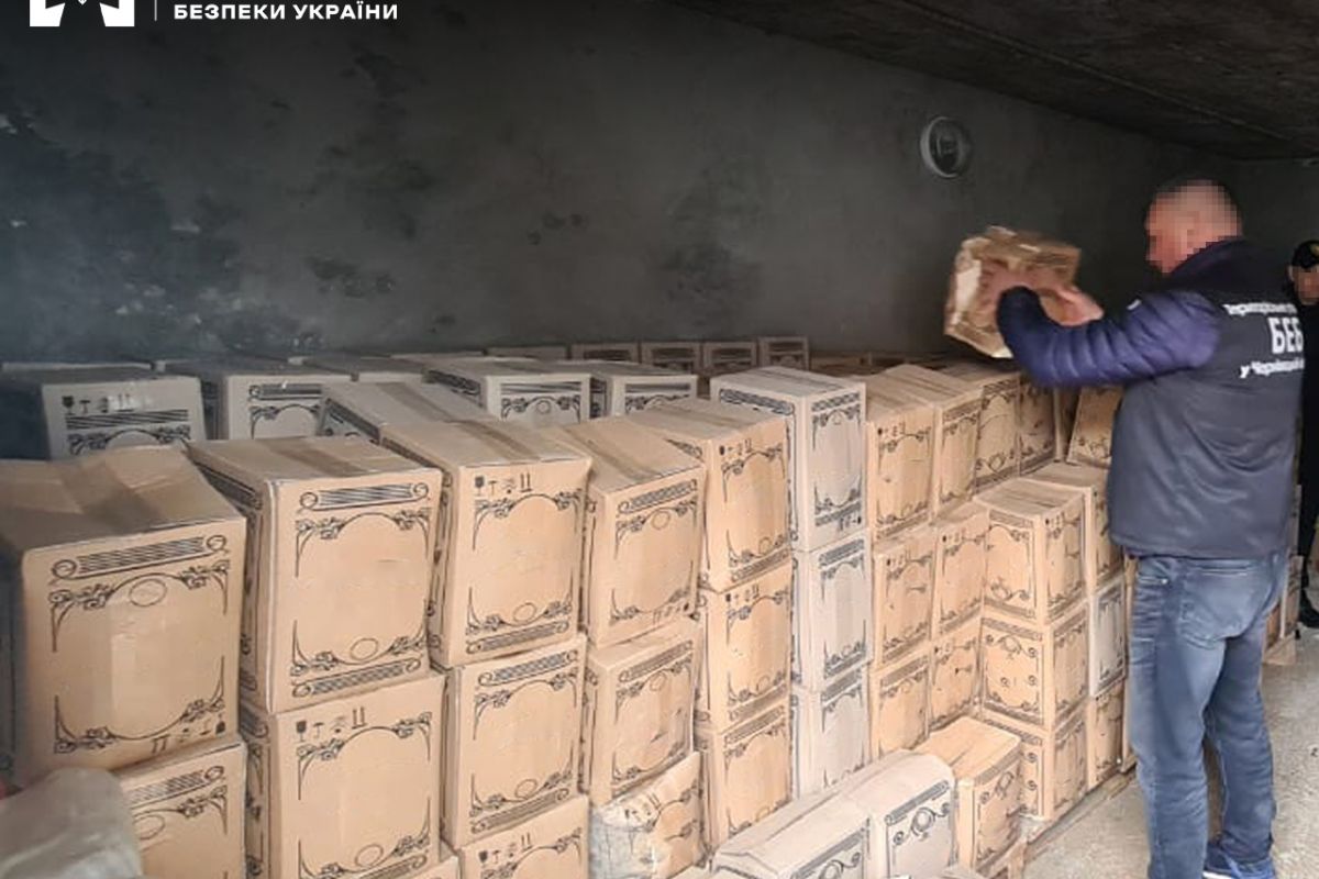 БЕБ у Чернівцях вилучило понад 800 бегінбоксів з горілкою БЕБ у Чернівцях вилучило понад 800 бегінбоксів з горілкою