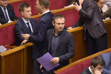 Вакарчук задекларировал три квартиры и рояль, но забыл о гонорарах Вакарчук задекларировал три квартиры и рояль, но забыл о гонорарах