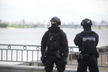 У «минера» столичного моста Метро вместо взрывчатки была земля. Полиция показала фото У «минера» столичного моста Метро вместо взрывчатки была земля. Полиция показала фото