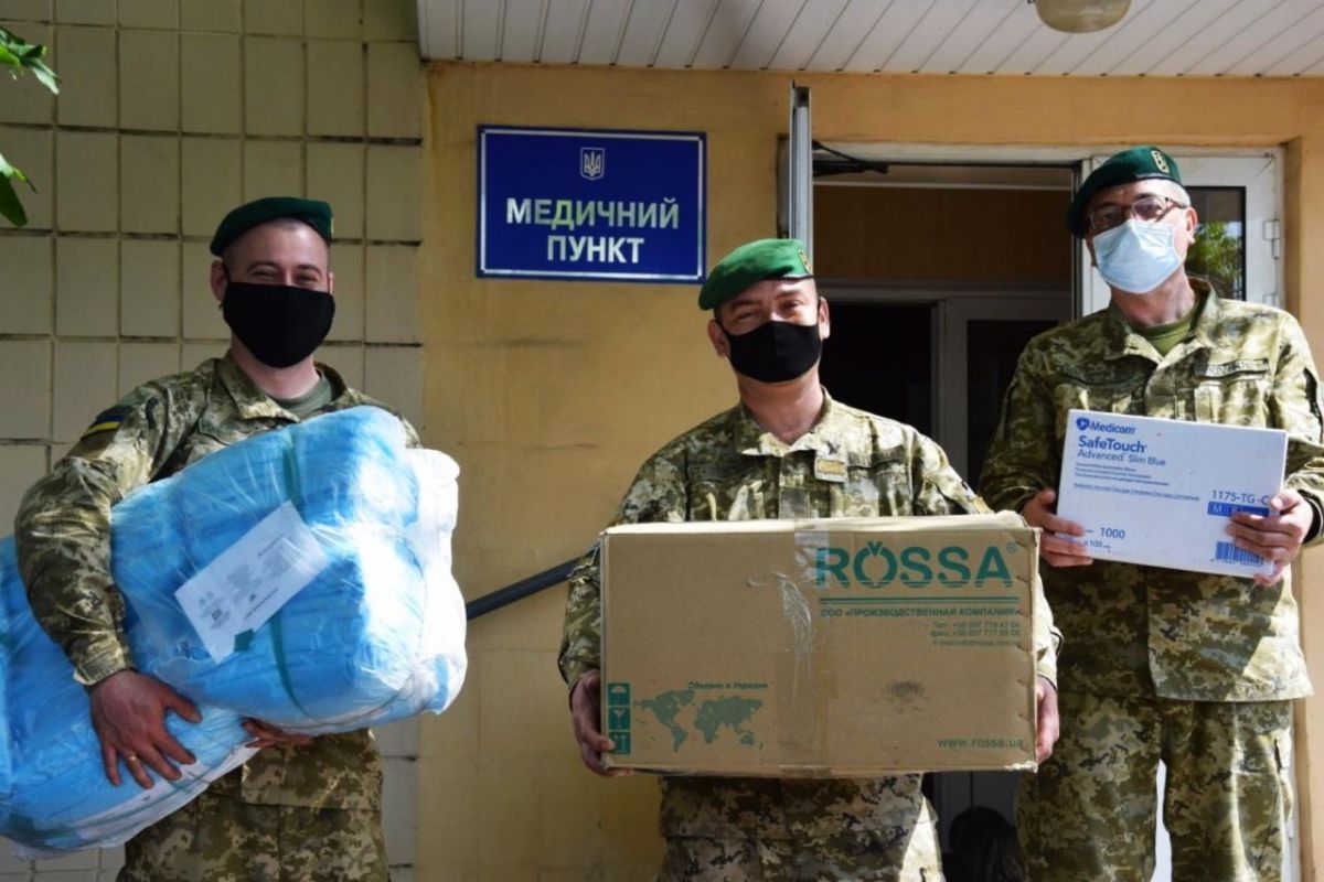 По тисячі масок, захисних костюмів, окулярів та рукавиць: благодійники допомогли українським прикордонникам По тисячі масок, захисних костюмів, окулярів та рукавиць: благодійники допомогли українським прикордонникам