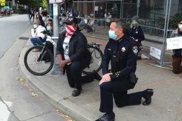 ​В США полиция переходит на сторону митингующих и становится перед ними на колени 