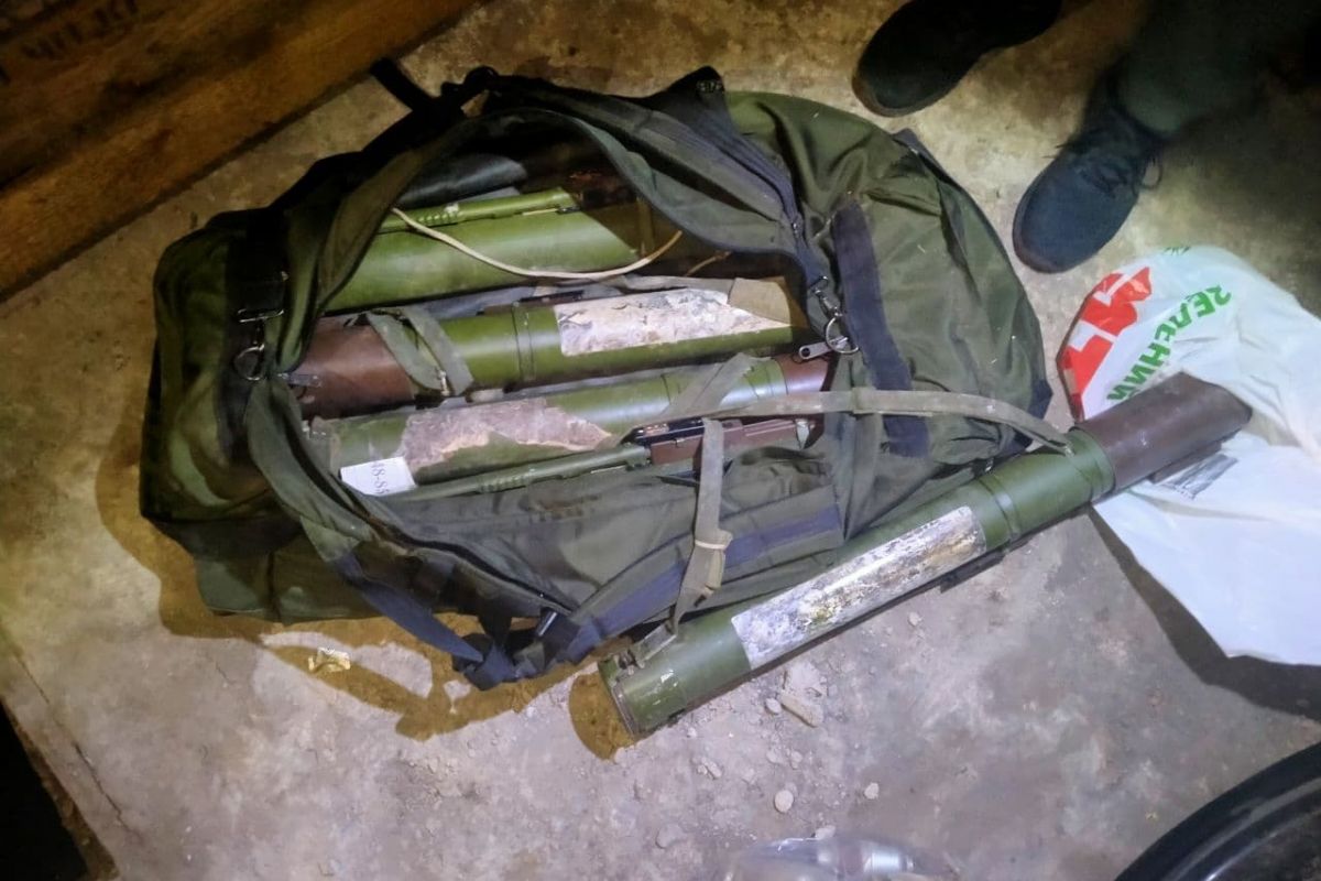 У Торецьку виявлено схрон зброї та боєприпасів У Торецьку виявлено схрон зброї та боєприпасів