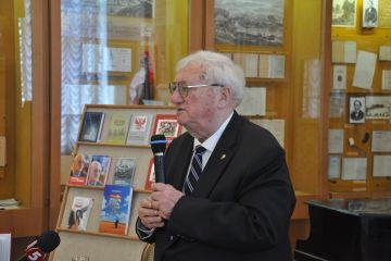 Старий письменник і його молоде слово-зброя  Старий письменник і його молоде слово-зброя