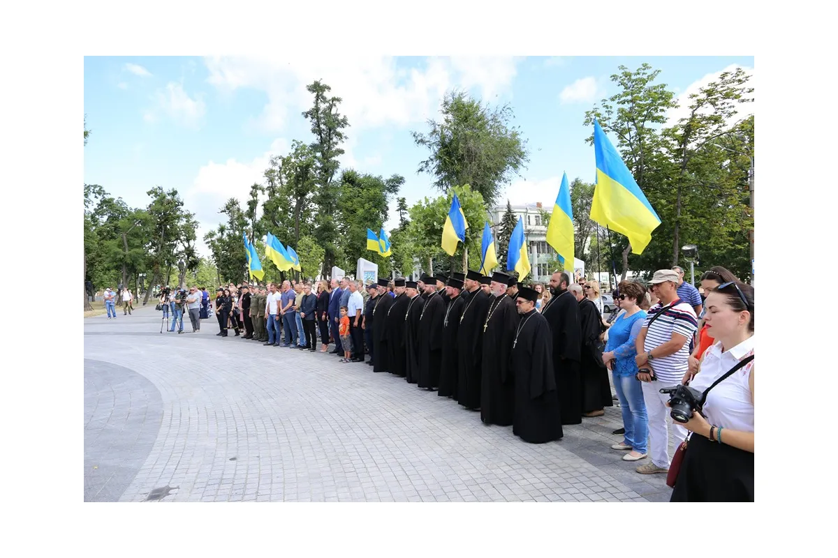 У Дніпрі духовенство Дніпровської єпархії Православної Церкви України взяло участь в урочистостях до Дня Конституції України.