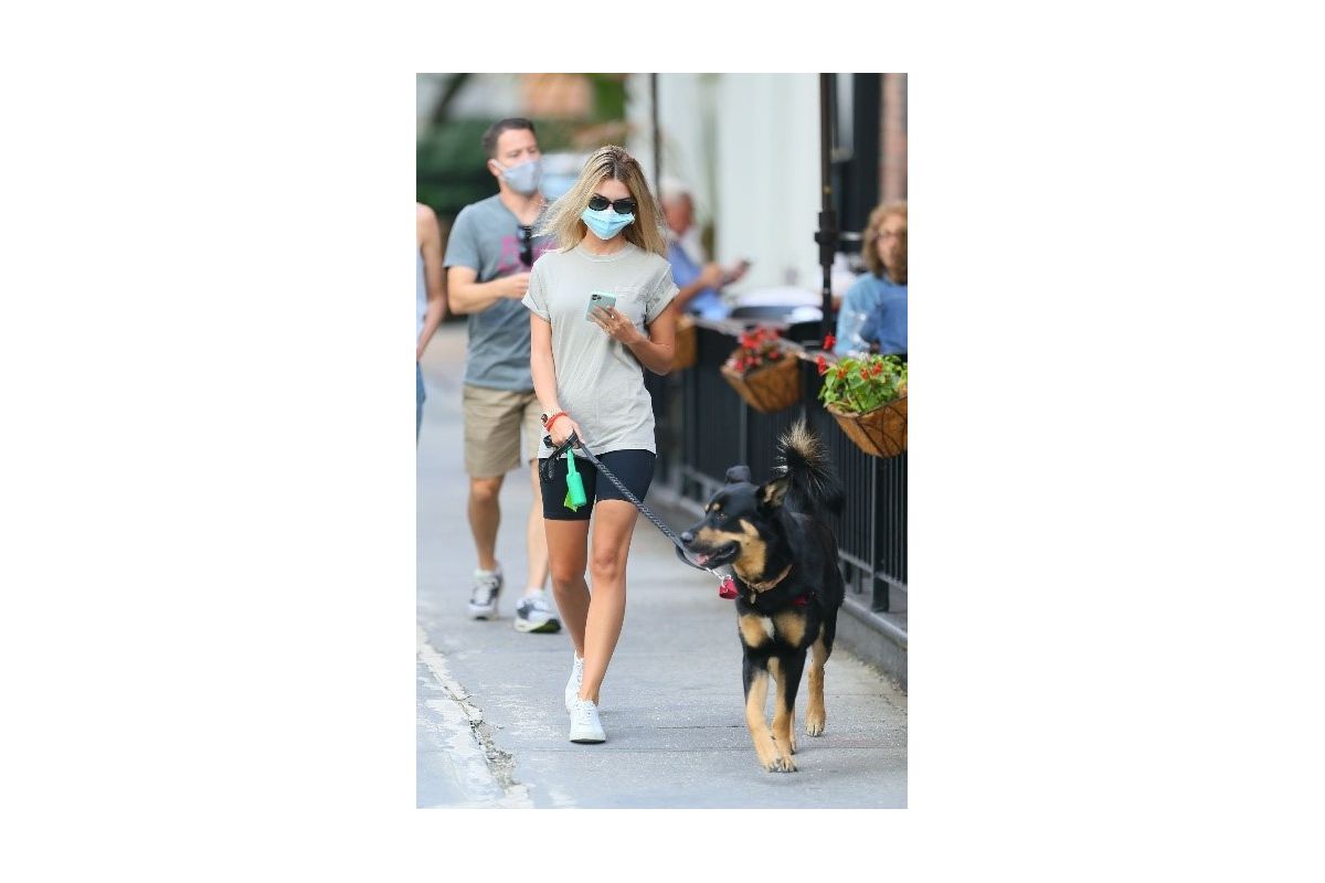 Медична маска, велосипедки та зручне взуття – Емілі Ратаковскі визначає тенденції моди, вигулюючи собаку. Медична маска, велосипедки та зручне взуття – Емілі Ратаковскі визначає тенденції моди, вигулюючи собаку.