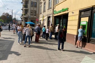 Ажіотаж та черги у банки за виплатами міжнародних організацій – це обман пенсіонерів Ажіотаж та черги у банки за виплатами міжнародних організацій – це обман пенсіонерів