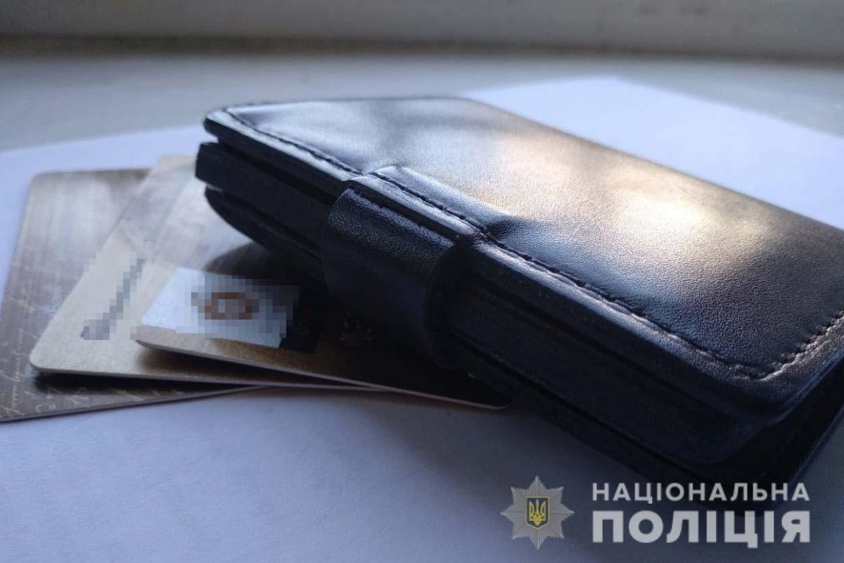 У Перещепино викрили жінку, яка потайки знімала гроші з картки свого знайомого У Перещепино викрили жінку, яка потайки знімала гроші з картки свого знайомого