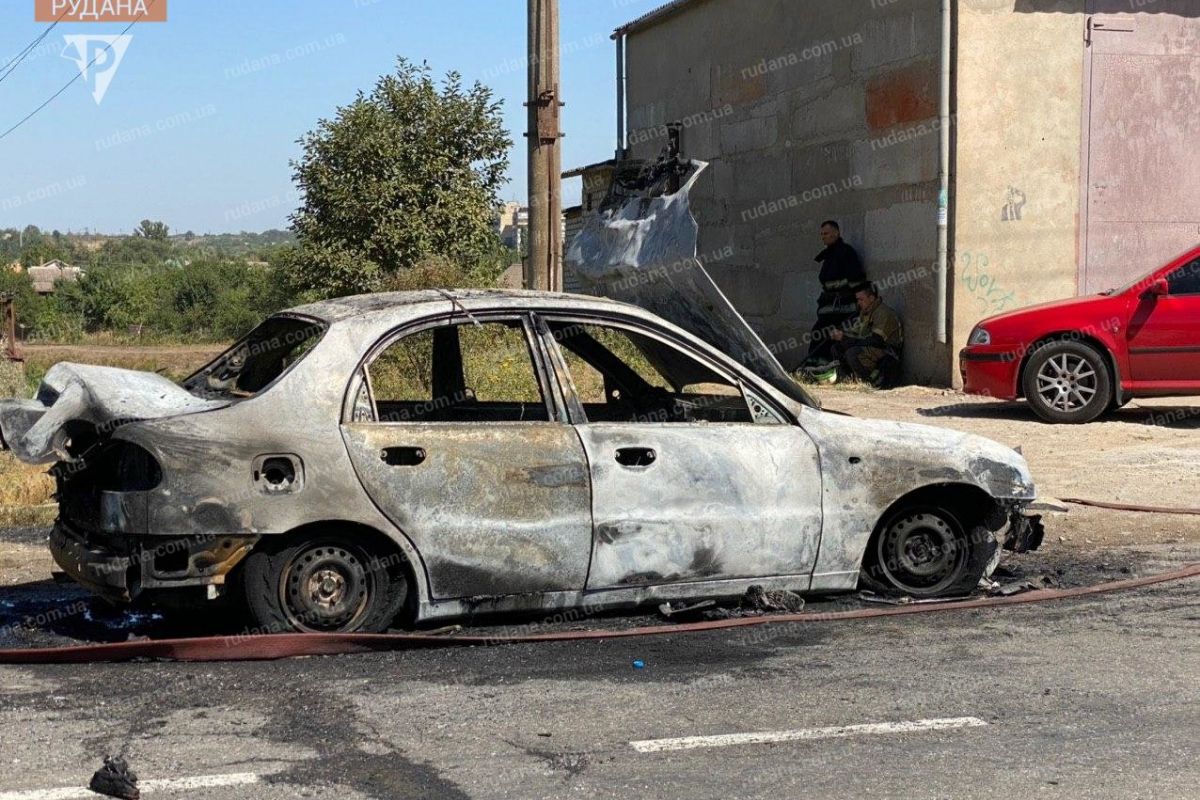 У Кривому Розі через зіткнення з маршруткою вщент вигорів легковик