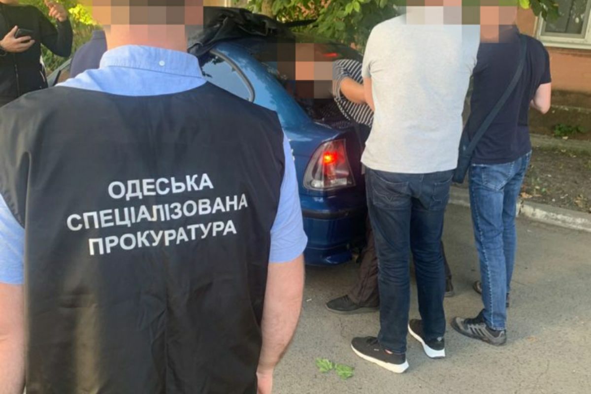 900 дол. США за безперешкодне перевезення товарів народного вжитку – на хабарі затримано прикордонника 900 дол. США за безперешкодне перевезення товарів народного вжитку – на хабарі затримано прикордонника