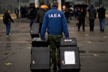 Інспектори місії МАГАТЕ пересувались станцією та спілкувались зі співробітниками ЗАЕС у присутності російських військових та працівників "Росатому" Інспектори місії МАГАТЕ пересувались станцією та спілкувались зі співробітниками ЗАЕС у присутності російських військових та працівників "Росатому"