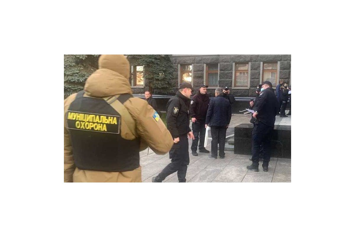 Інформаційне агентство : Чоловік намагався покінчити з життям прямо біля Офісу Президента Інформаційне агентство : Чоловік намагався покінчити з життям прямо біля Офісу Президента