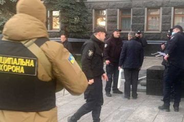 Інформаційне агентство : Чоловік намагався покінчити з життям прямо біля Офісу Президента Інформаційне агентство : Чоловік намагався покінчити з життям прямо біля Офісу Президента