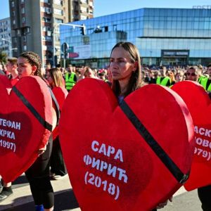 Тисячі людей у Сербії вшанували пам'ять жертв обвалу даху вокзалу в Новому Саді Тисячі людей у Сербії вшанували пам'ять жертв обвалу даху вокзалу в Новому Саді