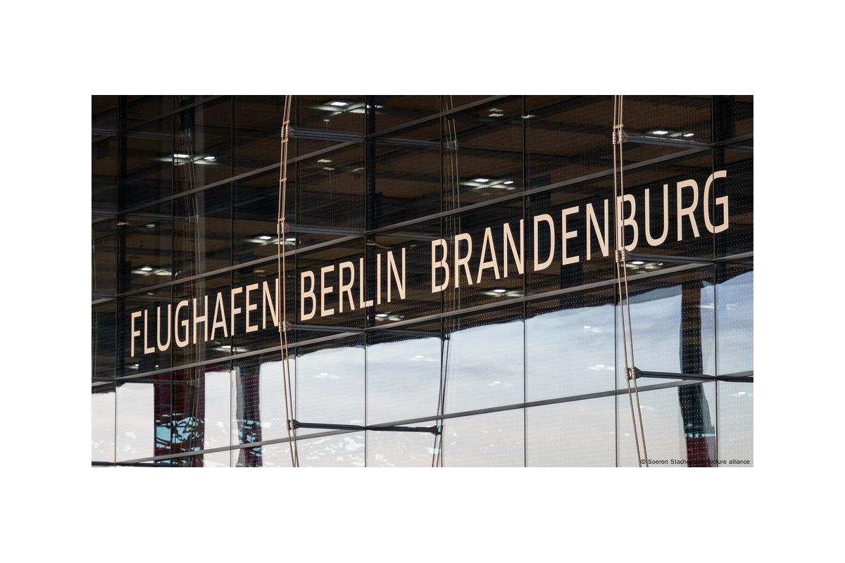 Аеропорт Берліна зупиняв роботу через проліт дрона Аеропорт Берліна зупиняв роботу через проліт дрона