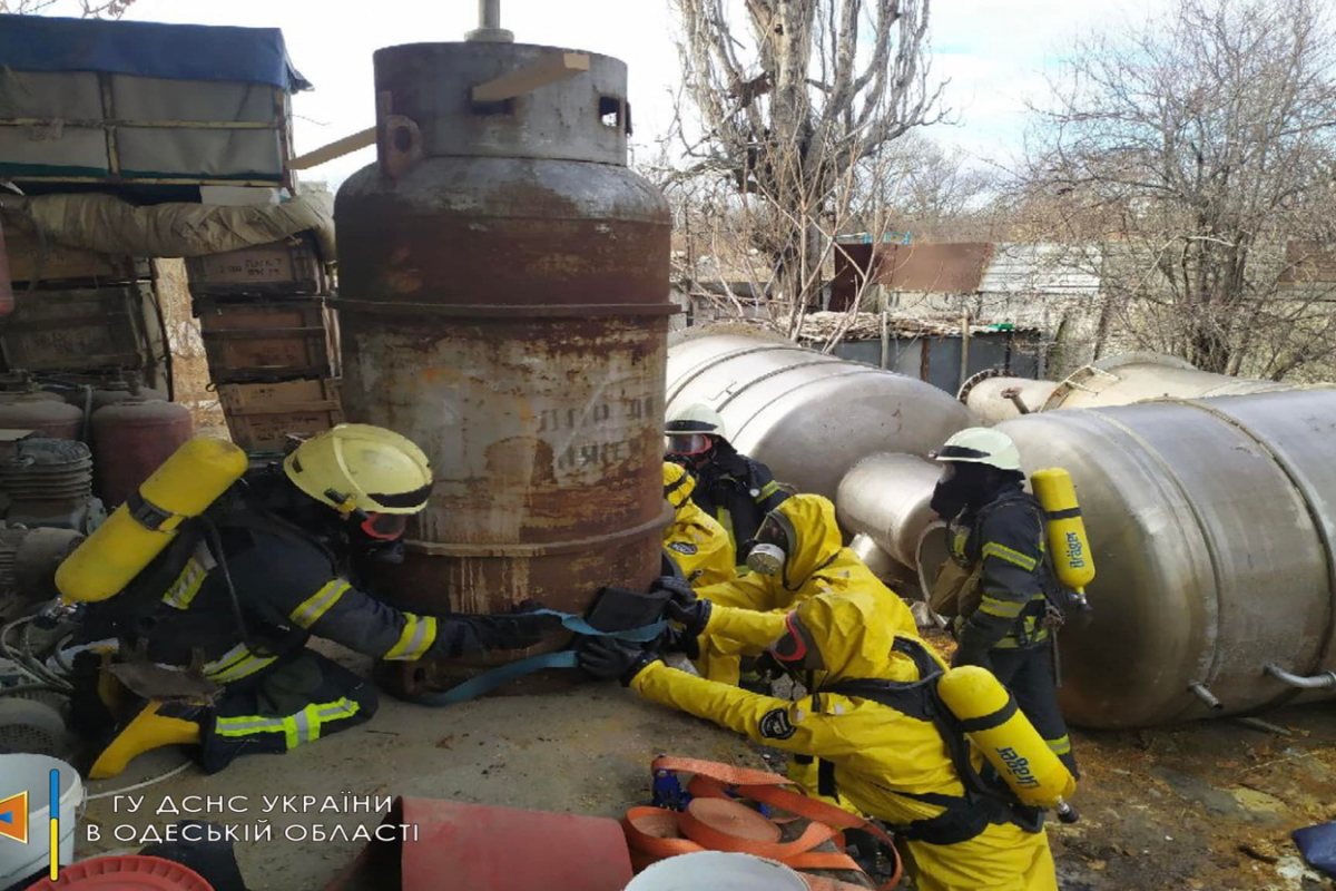 На Одещині рятувальники зупинили витік небезпечної хімічної речовини На Одещині рятувальники зупинили витік небезпечної хімічної речовини