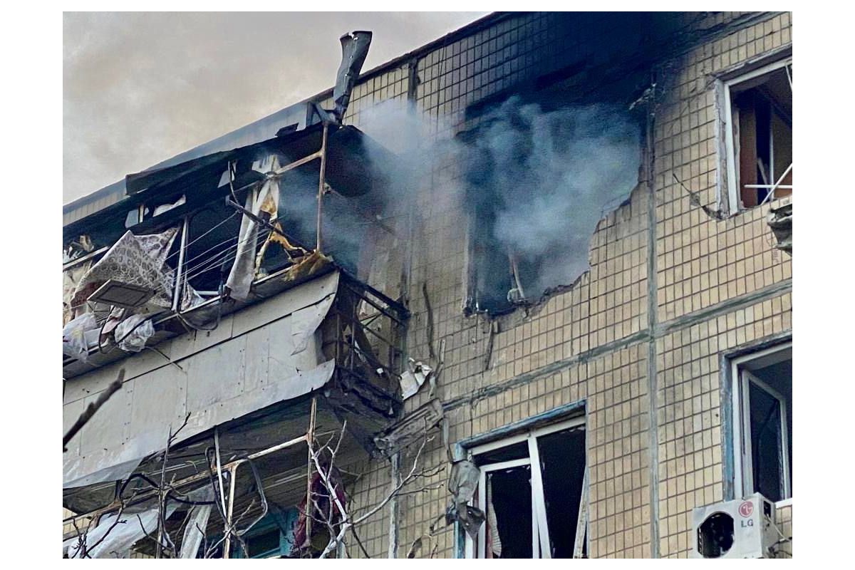 Пообіді окупанти знову обстрiляли Нікопольщину. Ударили з важкої артилерії по самому Нікополю. Зайнялася квартира у багатоповерхівці. Постраждав її господар - 56-річний чоловік Пообіді окупанти знову обстрiляли Нікопольщину. Ударили з важкої артилерії по самому Нікополю. Зайнялася квартира у багатоповерхівці. Постраждав її господар - 56-річний чоловік