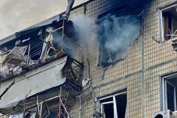 Пообіді окупанти знову обстрiляли Нікопольщину. Ударили з важкої артилерії по самому Нікополю. Зайнялася квартира у багатоповерхівці. Постраждав її господар - 56-річний чоловік Пообіді окупанти знову обстрiляли Нікопольщину. Ударили з важкої артилерії по самому Нікополю. Зайнялася квартира у багатоповерхівці. Постраждав її господар - 56-річний чоловік