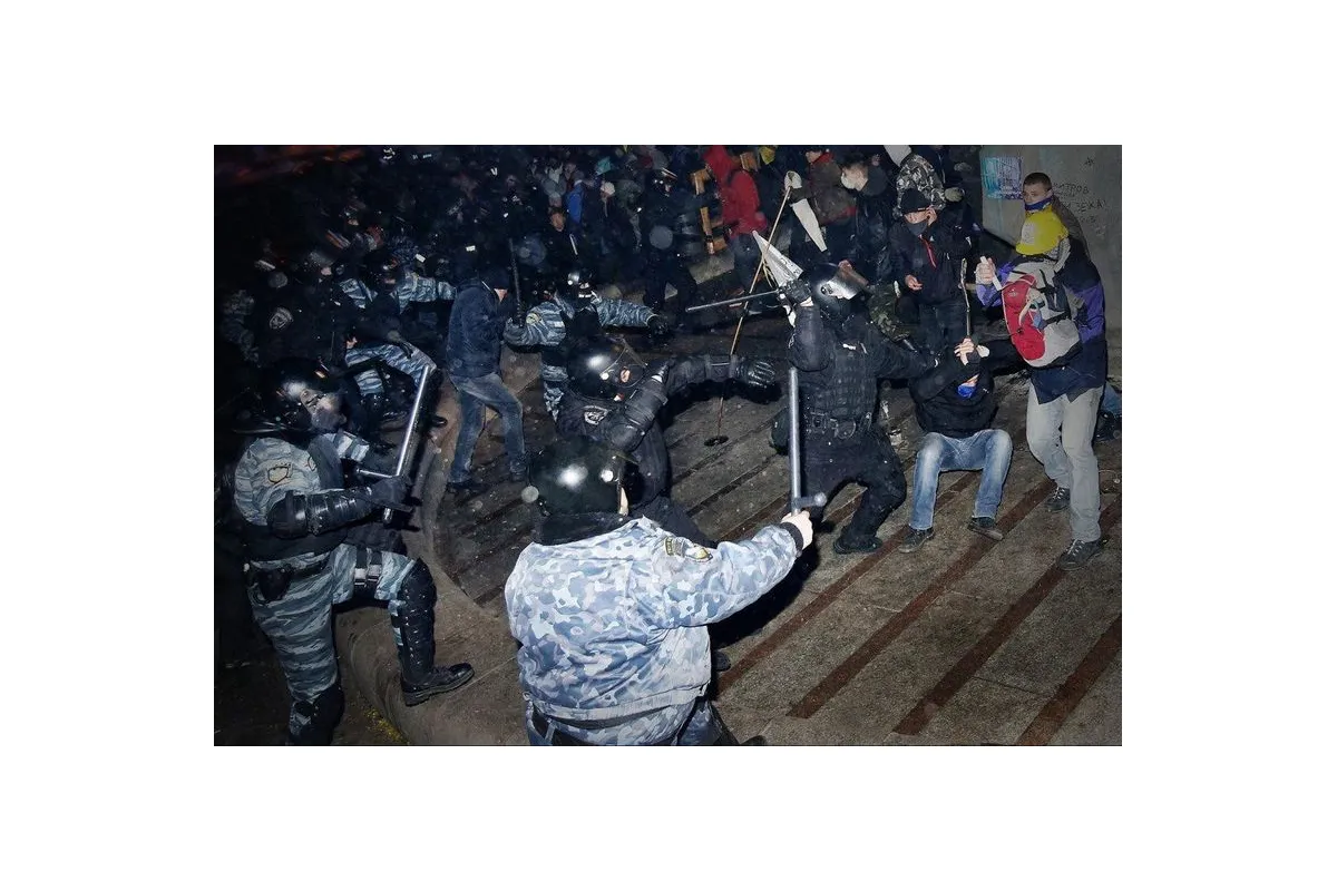 10 років тому, у найтемніші години ночі, режим януковича почав силовий розгін студентів на Майдані...
