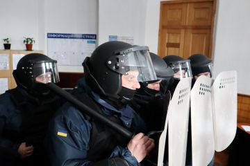 Судові охоронці та спецпризначенці КОРДу визволили заручника, захопленого в суді на Тернопільщині  Судові охоронці та спецпризначенці КОРДу визволили заручника, захопленого в суді на Тернопільщині