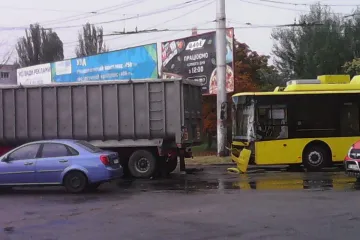 ​Аварія в Дніпрі: автобус зіштовхнувся із фурою!