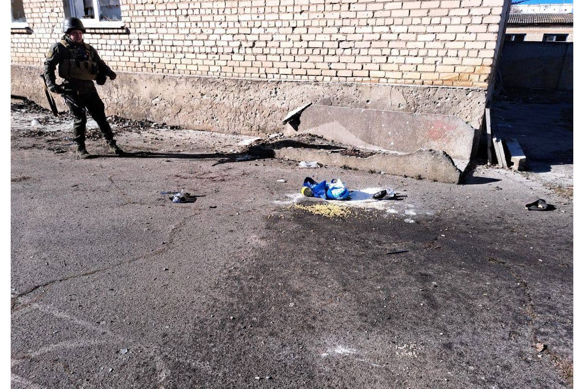 росіяни атакували пункт видачі гуманітарної допомоги на Херсонщині росіяни атакували пункт видачі гуманітарної допомоги на Херсонщині