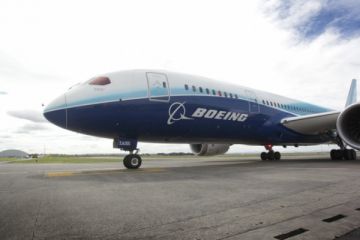 В Токио авиаколлапс из-за пожара на борту южнокорейского Boeing 	  	 	    			 	  	В Токио авиаколлапс из-за пожара на борту южнокорейского Boeing