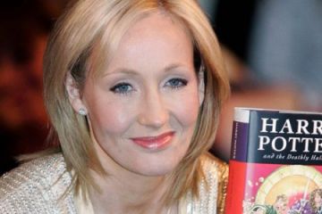 Мама Гарри Поттера выпустила сборник рассказов о жизни в Хогвартсе 	  	 	    			 	  	Мама Гарри Поттера выпустила сборник рассказов о жизни в Хогвартсе