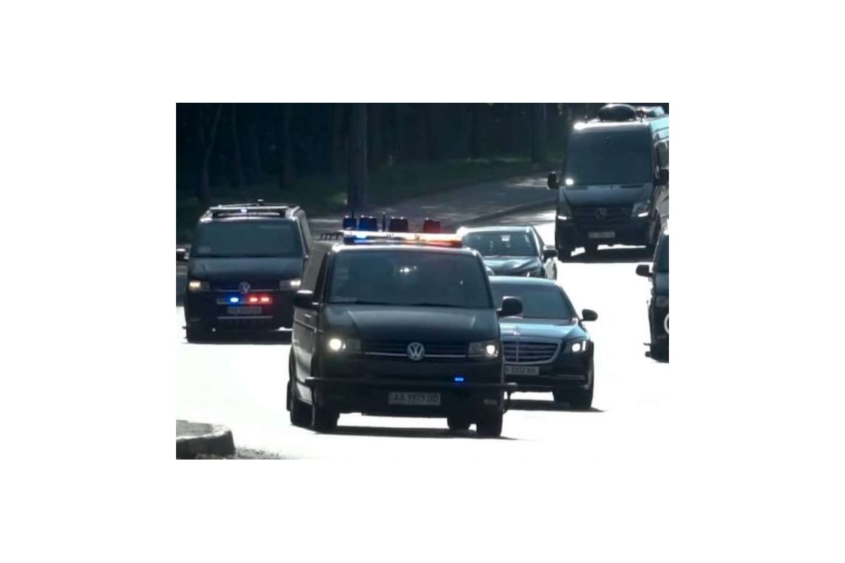 Покажіть Зелі його кортеж, бо він мабуть про нього не знає Покажіть Зелі його кортеж, бо він мабуть про нього не знає