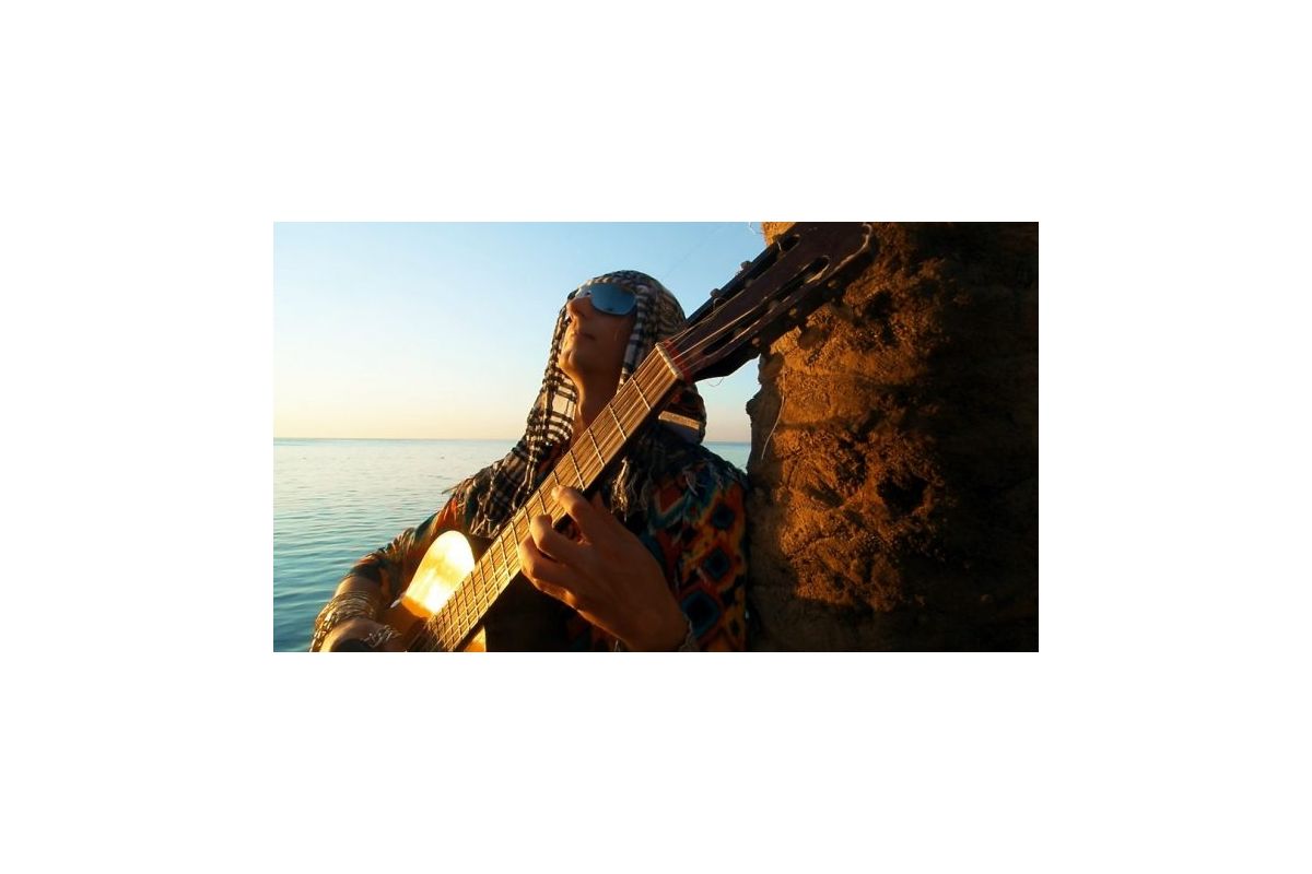 Гитарист Flame: Бесконечность в пустыне Египта Гитарист Flame: Бесконечность в пустыне Египта