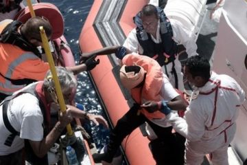 У берегов Греции затонуло судно с мигрантами. 12 человек погибли 	  	 	    			 	  	У берегов Греции затонуло судно с мигрантами. 12 человек погибли