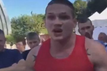 У Києві фанат “рус**ого мира” напав на активістів через плакат “Смéрть Росії” – кадри У Києві фанат “рус**ого мира” напав на активістів через плакат “Смéрть Росії” – кадри