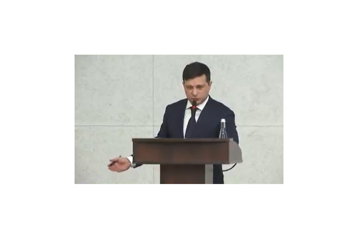 Поясніть хтось нашому наполєону що означає слово “корупція”, бо він палиться на увесь світ! Поясніть хтось нашому наполєону що означає слово “корупція”, бо він палиться на увесь світ!