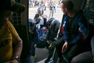 На первомайских акциях в России задержали не менее 124 человек На первомайских акциях в России задержали не менее 124 человек