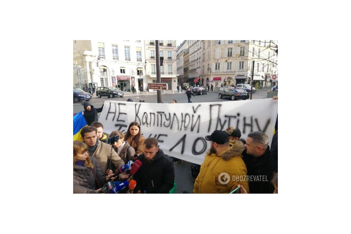 Ветераны АТО публично порвали флаги России и “ДНР” в Париже. Видео Ветераны АТО публично порвали флаги России и “ДНР” в Париже. Видео