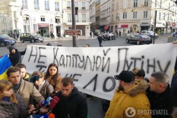 Ветераны АТО публично порвали флаги России и “ДНР” в Париже. Видео Ветераны АТО публично порвали флаги России и “ДНР” в Париже. Видео