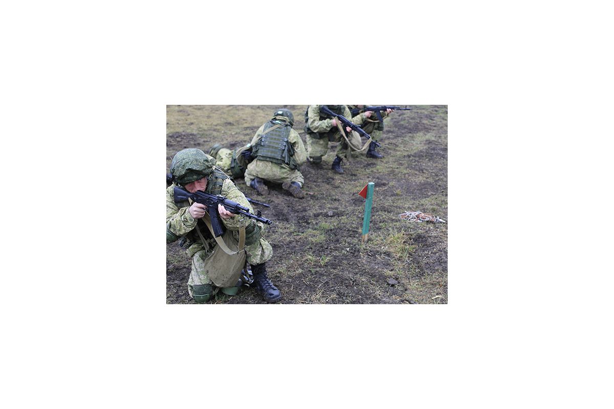 Російський уряд вивів тисячі військових на підготовку до параду в розпал пандемії Російський уряд вивів тисячі військових на підготовку до параду в розпал пандемії