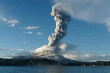 Кратер вулкана поглотил семью с ребенком (видео) 	  	 	    			 	  	Кратер вулкана поглотил семью с ребенком (видео)