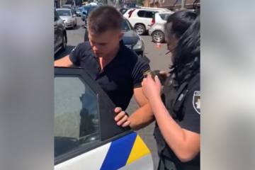 Неадекватные копы Киева скрутили женщину и оставили в машине ребенка на 5 часов Неадекватные копы Киева скрутили женщину и оставили в машине ребенка на 5 часов