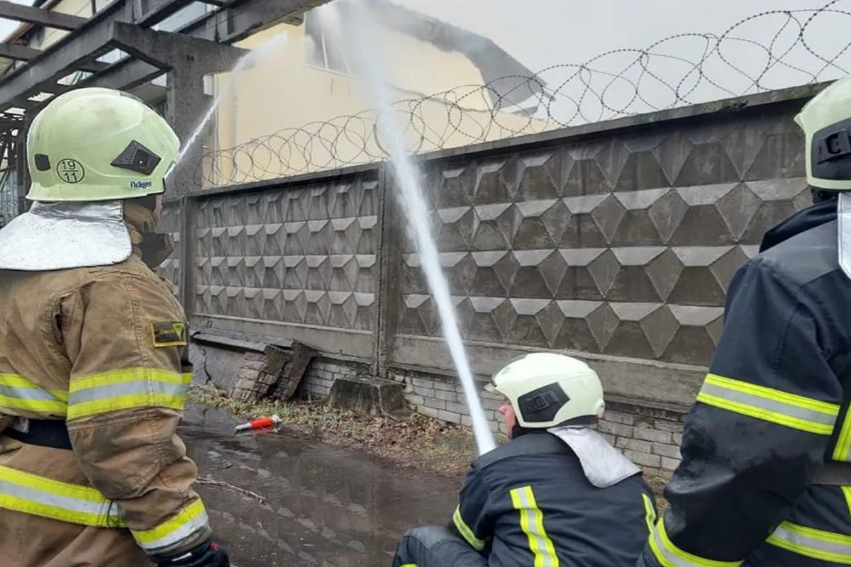 Київ: рятувальники ліквідували пожежу у 2-поверховій будівлі
