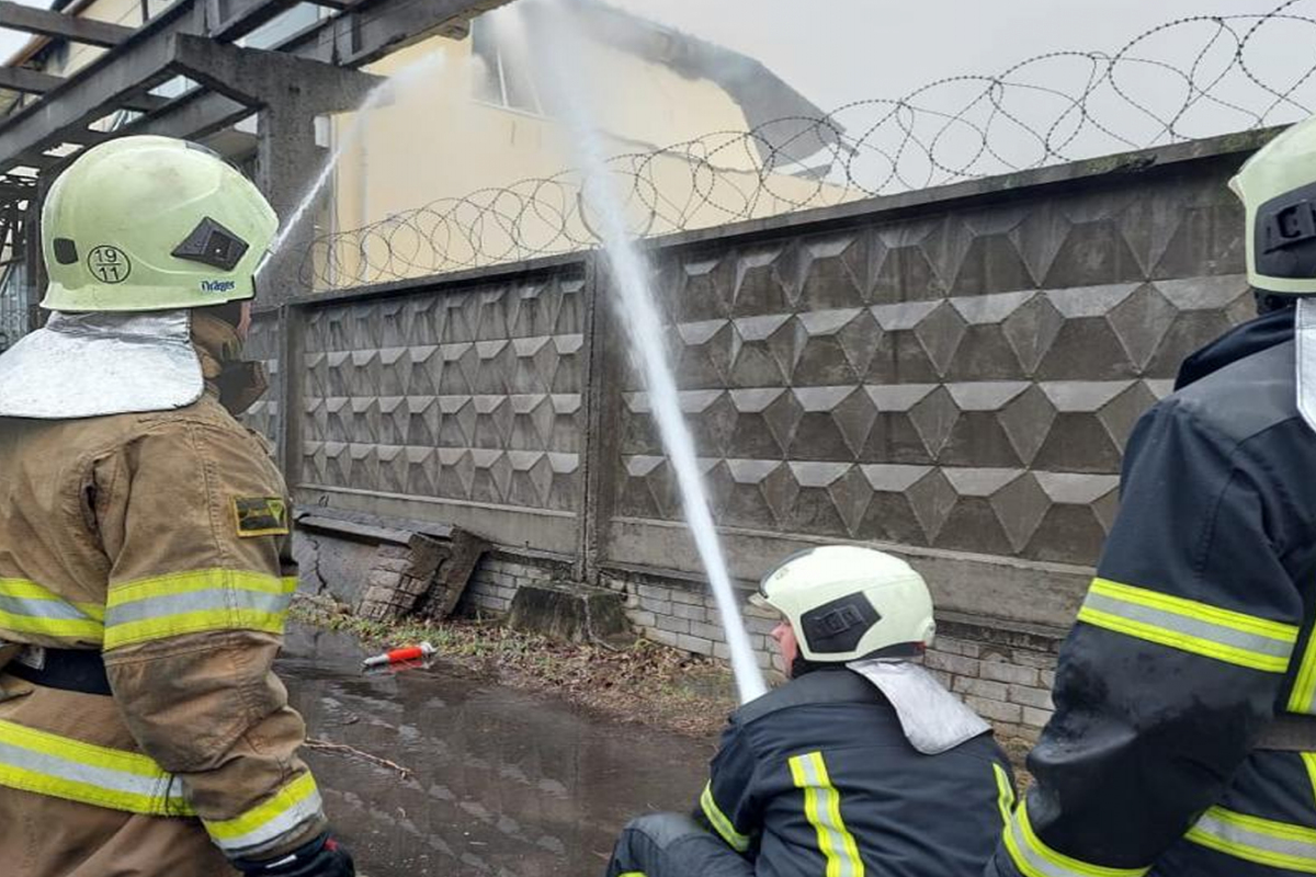 Київ: рятувальники ліквідували пожежу у 2-поверховій будівлі Київ: рятувальники ліквідували пожежу у 2-поверховій будівлі