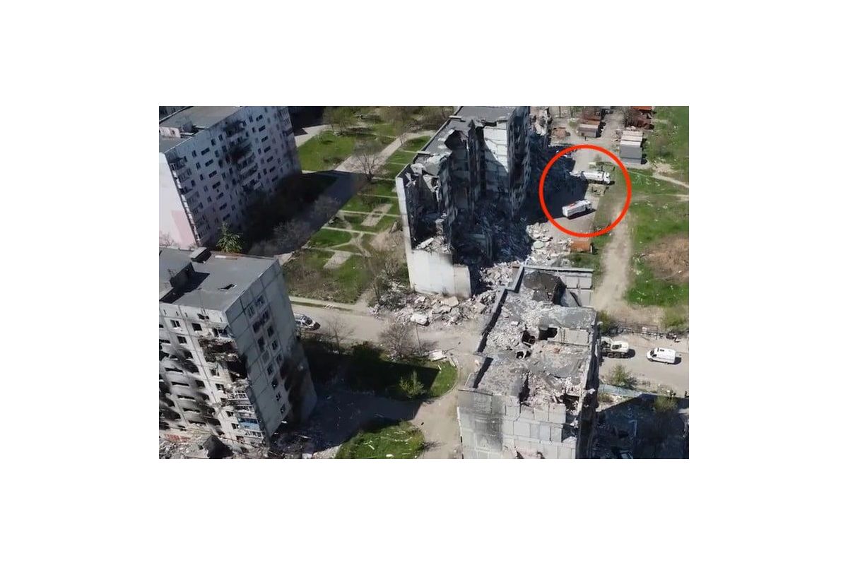 🤬 Росіяни вивозять тіла вбитих маріупольців у вантажівках, які використовують для доставки «гуманітарки» 🤬 Росіяни вивозять тіла вбитих маріупольців у вантажівках, які використовують для доставки «гуманітарки»