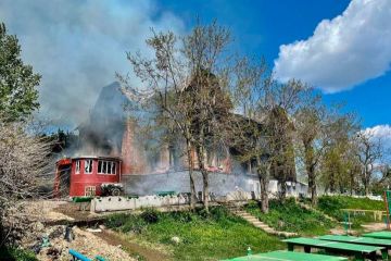 У Лисичанську внаслідок ворожого обстрілу вщент згоріла гімназія, яка є пам'яткою архітектури кінця XIX століття У Лисичанську внаслідок ворожого обстрілу вщент згоріла гімназія, яка є пам'яткою архітектури кінця XIX століття