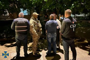 СБУ викрила депутата Одеської облради та його дружину, які організували рейдерське захоплення землі біля моря СБУ викрила депутата Одеської облради та його дружину, які організували рейдерське захоплення землі біля моря