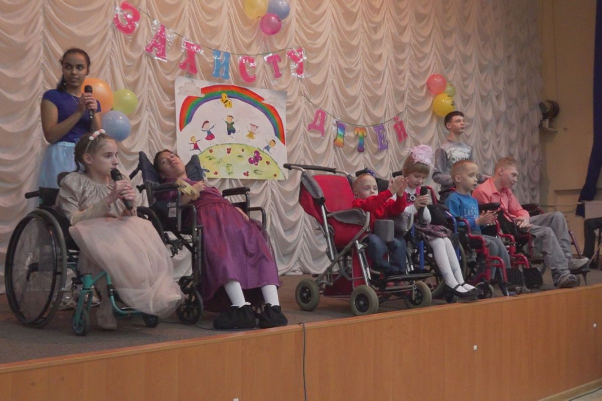 Свято дітям: до Дня захисту дітей благодійники привітали вихованців інтернату Свято дітям: до Дня захисту дітей благодійники привітали вихованців інтернату