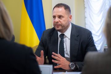 У Берліні Андрій Єрмак обговорив з міністром оборони Німеччини питання досягнення миру на Донбасі У Берліні Андрій Єрмак обговорив з міністром оборони Німеччини питання досягнення миру на Донбасі