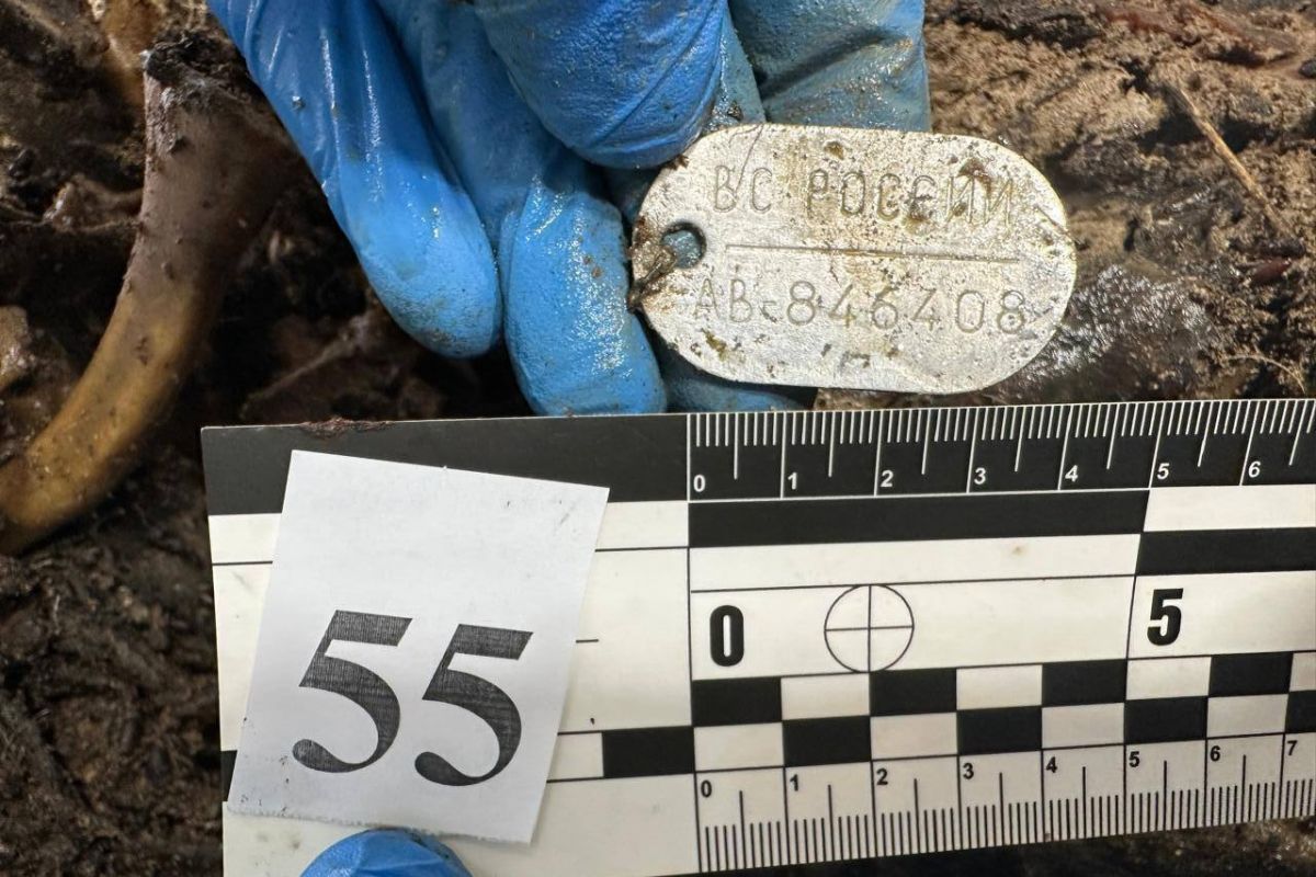 Під час нещодавніх процедур репатріації тіл загиблих наші експерти виявили два тіла, на яких збереглися особисті військові жетони збройних сил російської федерації Під час нещодавніх процедур репатріації тіл загиблих наші експерти виявили два тіла, на яких збереглися особисті військові жетони збройних сил російської федерації