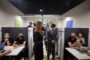 Мы должны помогать бизнесу там, где это нужно – Президент во время посещения Центра поддержки предпринимателей «Дія.Бізнес» Мы должны помогать бизнесу там, где это нужно – Президент во время посещения Центра поддержки предпринимателей «Дія.Бізнес»